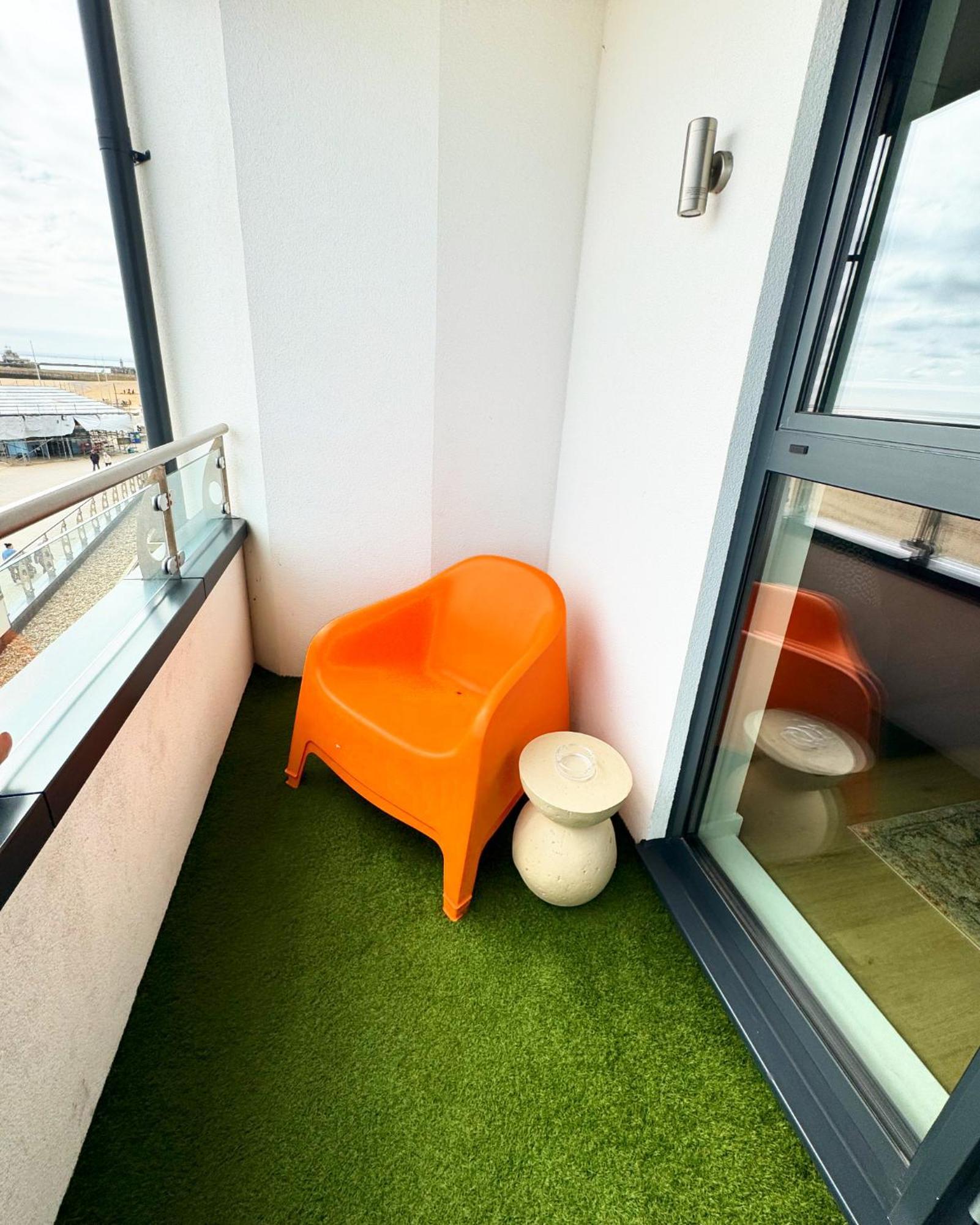 Stunning Beach Front Apartment With Sea Views, Free Parking & Balcony Ramsgate Esterno foto