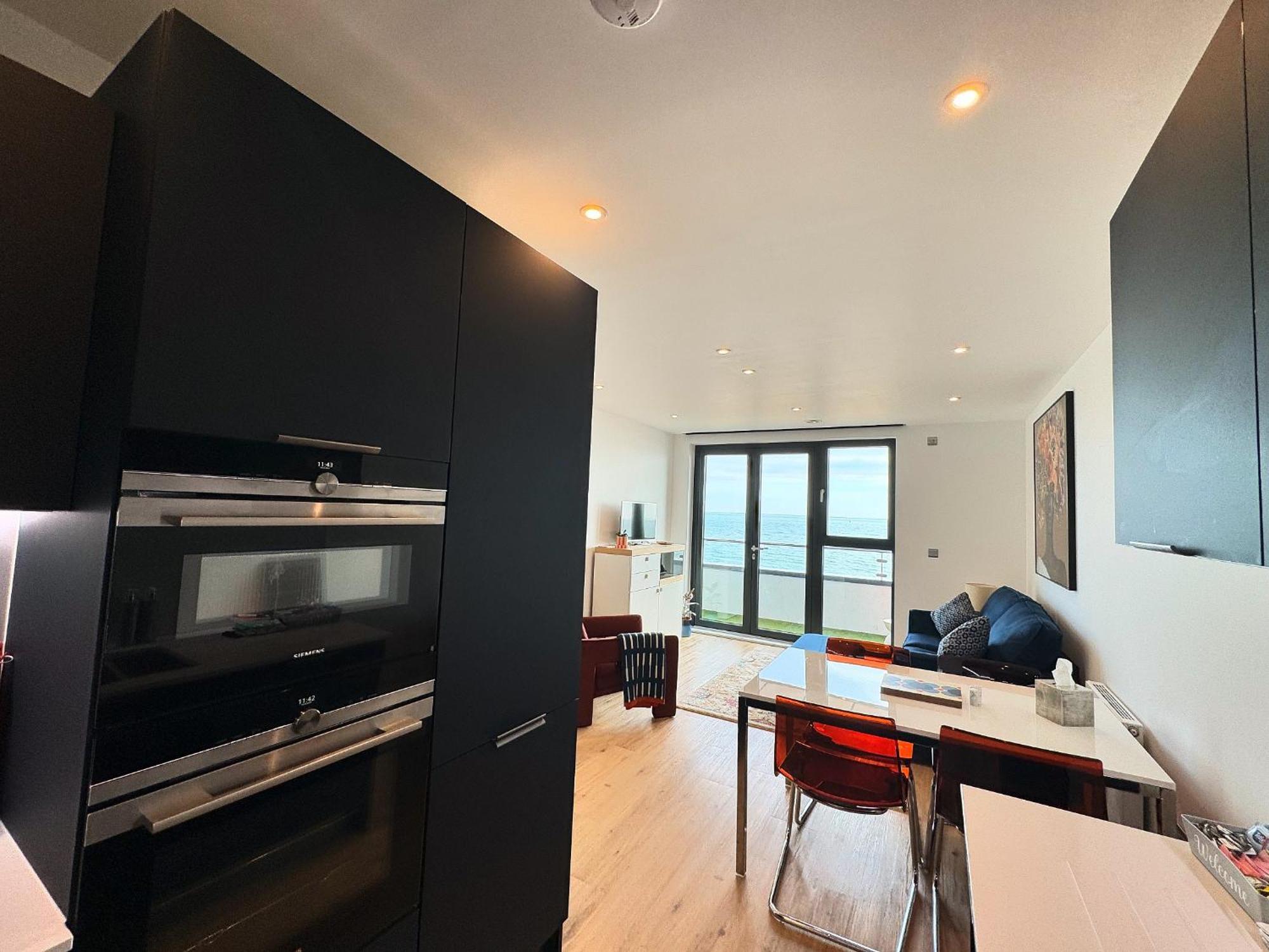 Stunning Beach Front Apartment With Sea Views, Free Parking & Balcony Ramsgate Esterno foto