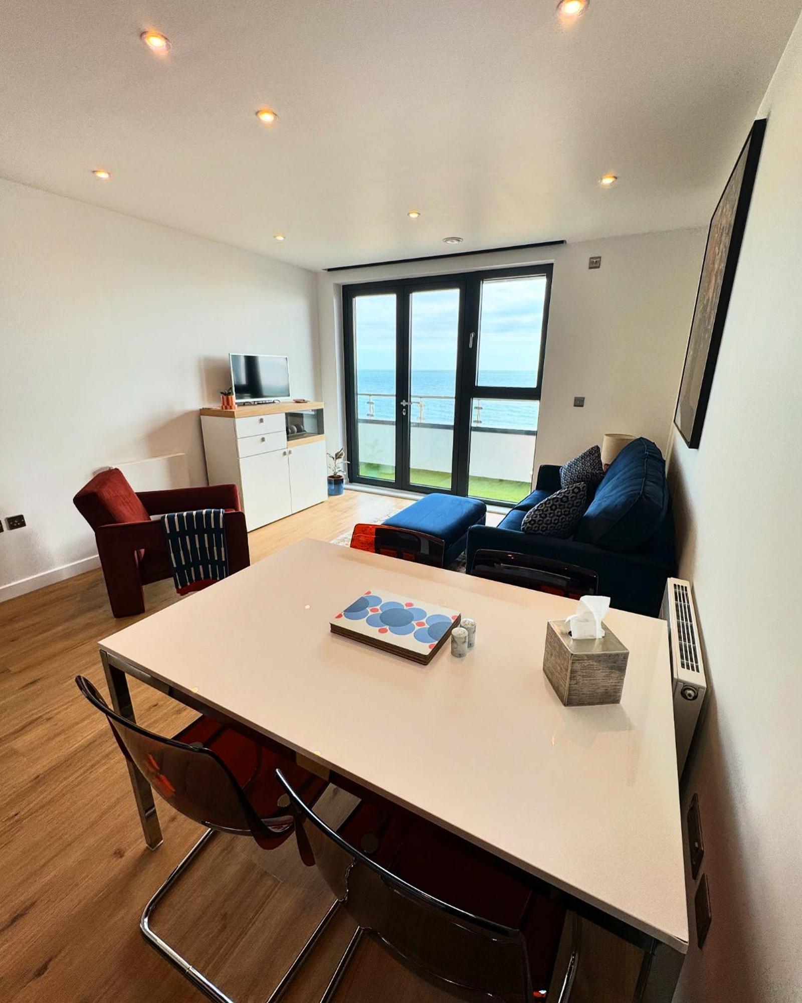Stunning Beach Front Apartment With Sea Views, Free Parking & Balcony Ramsgate Esterno foto